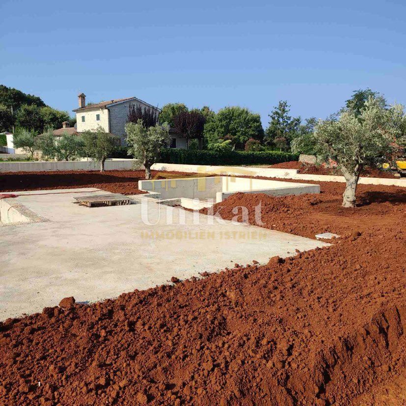 Hiša z veliko strešno teraso in bazenom